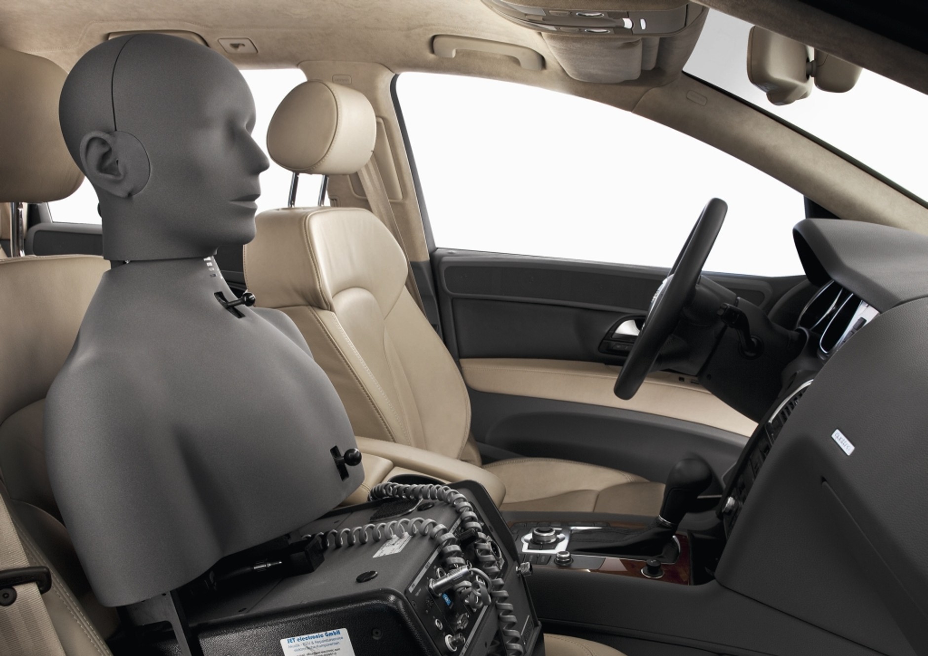 Pomiary ze sztuczną głową odbywają się nie tylko w miejscu kierowcy.