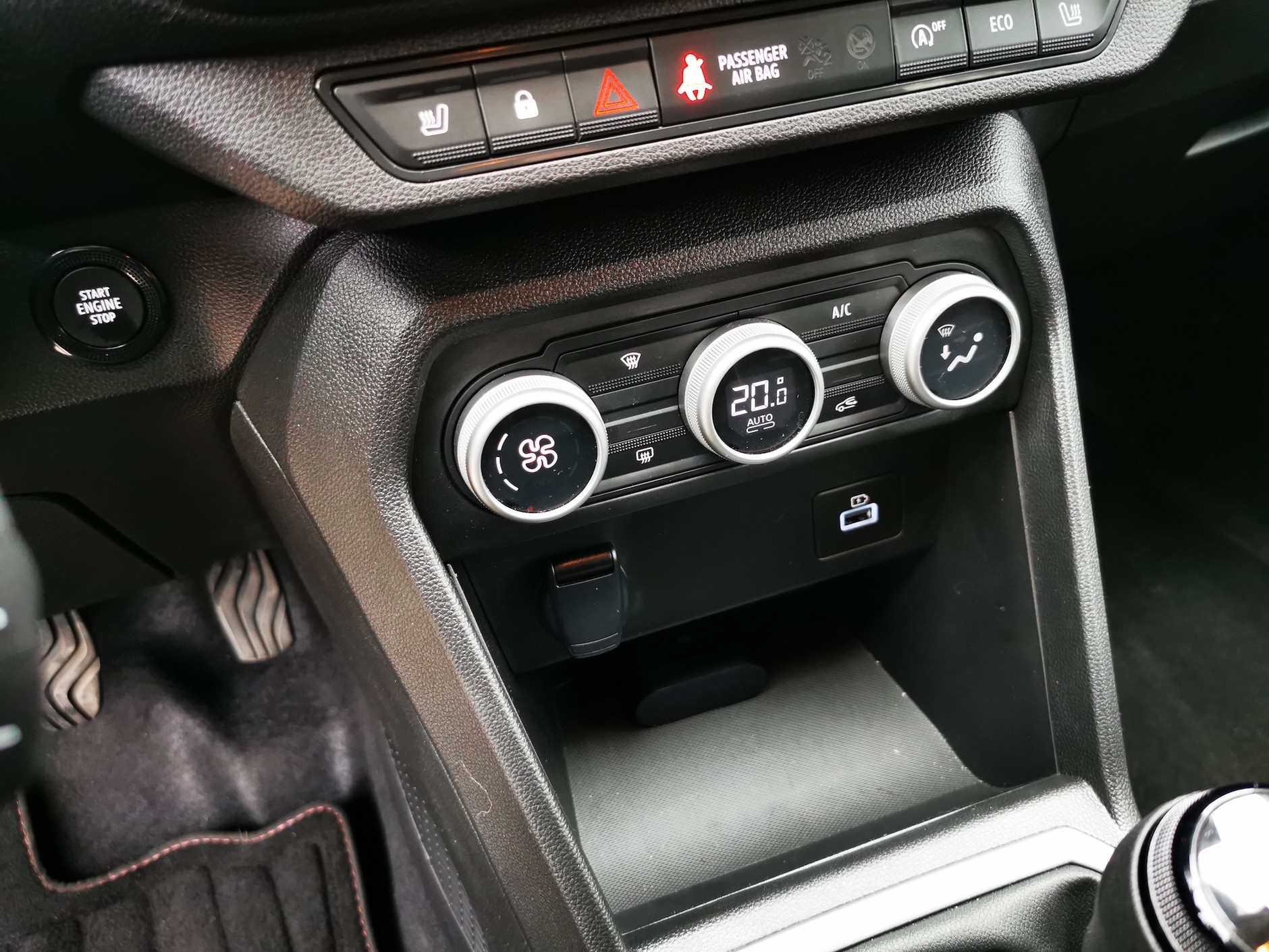 Dacia Jogger: proste rozwiązania bywają najlepsze – trzy pokrętła do sterowania nawiewami i klimatyzacją.