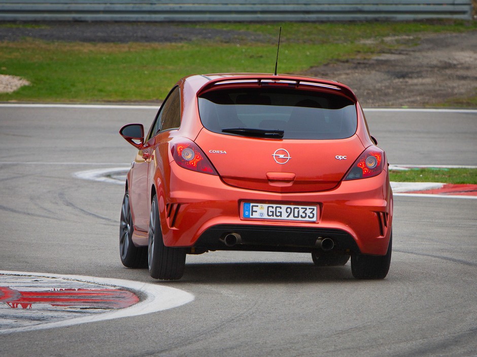 Wyjątkowy Vauxhall/Opel Corsa przyłapany na Nürburgringu