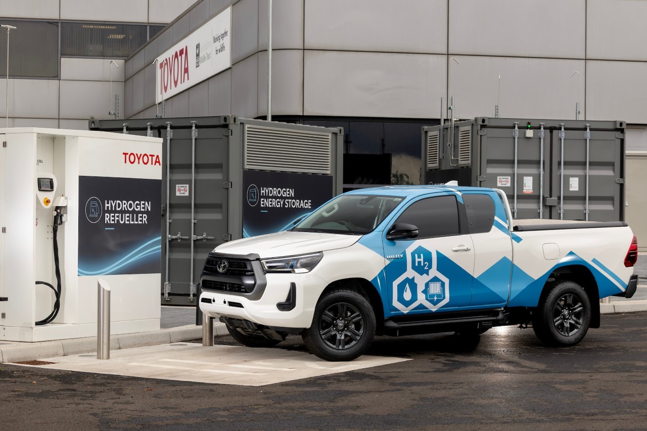 Toyota Hilux ma elektryczny napęd "ładowany wodorem"