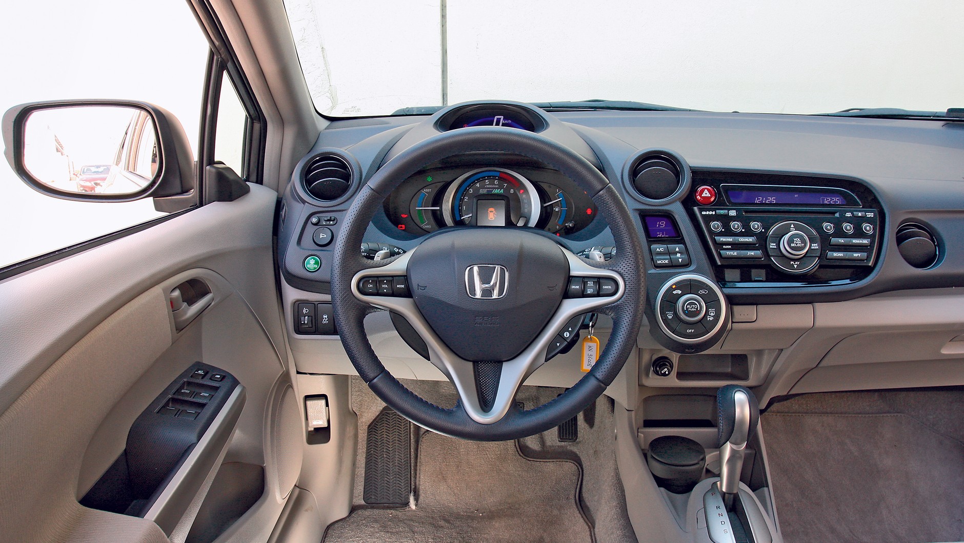 Honda znana jest z oryginalnych wnętrz wielu modeli. Środek Insighta też&nbsp;nie jest nudny. 
