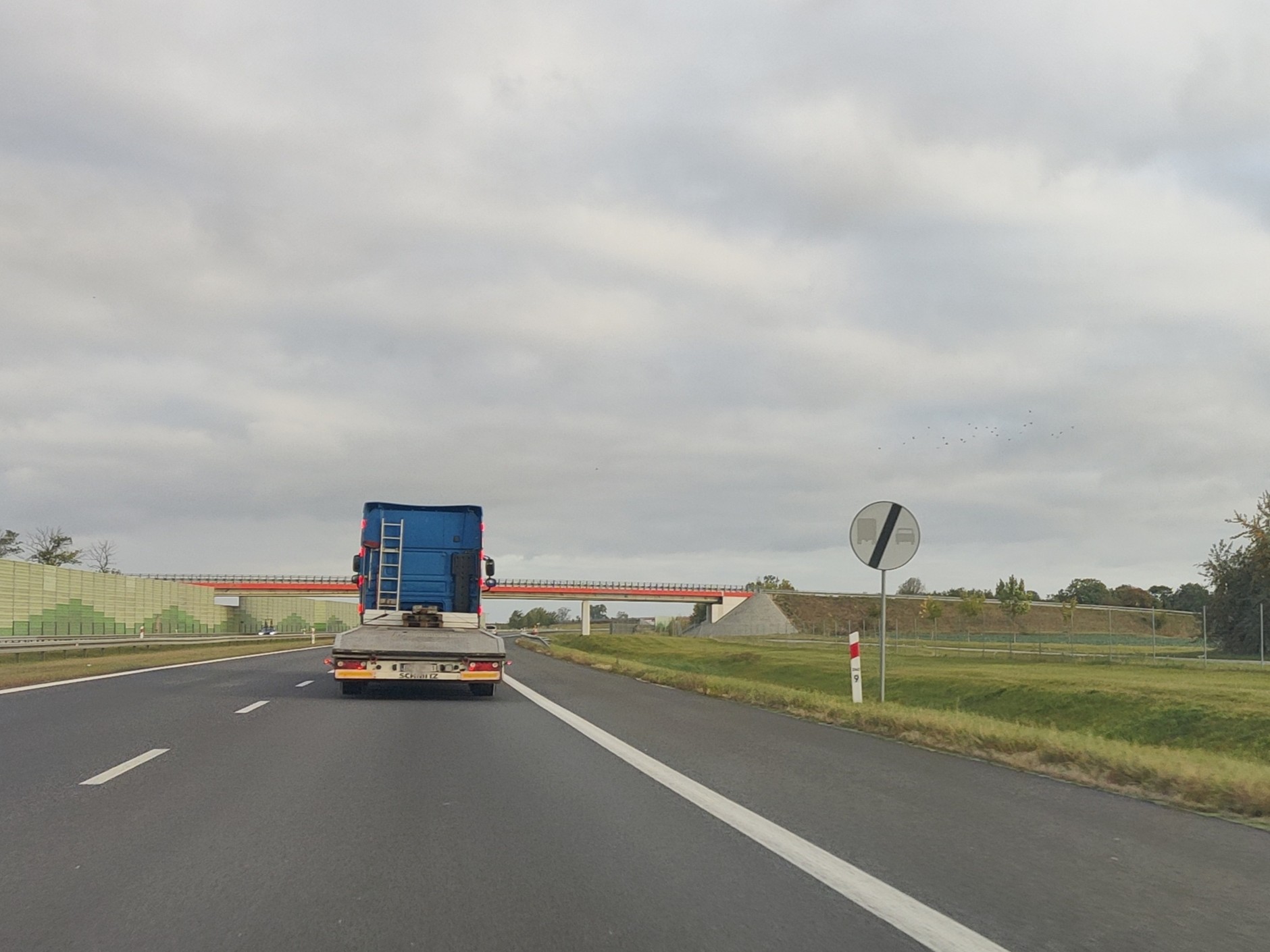 Autostrada A1. Znak kończący zakaz wyprzedzania się ciężarówek w dniu 15 października 2023 r.