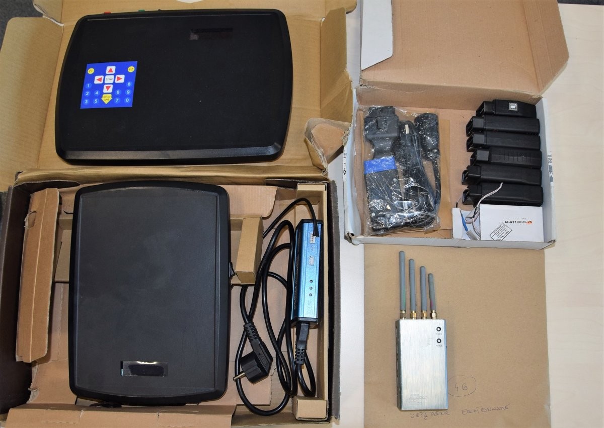 Tak wygląda zestaw do kradzieży aut metodą "na walizkę". Poza modułami do przedłużania transmisji między kluczykiem a autem widać zagłuszarkę GSM/GPS oraz moduły do odblokowywania auta przez port OBD.