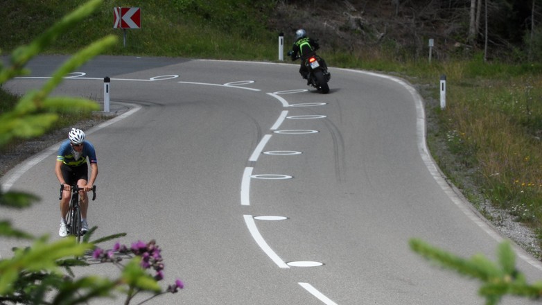 KFVpublikation-30-EvaluierungMotorradmarkierungen Titelbild-scaled