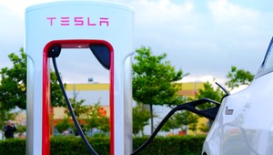 Tesla na zjeździe, rekordowe spadki na kluczowych rynkach. Szok w Niemczech