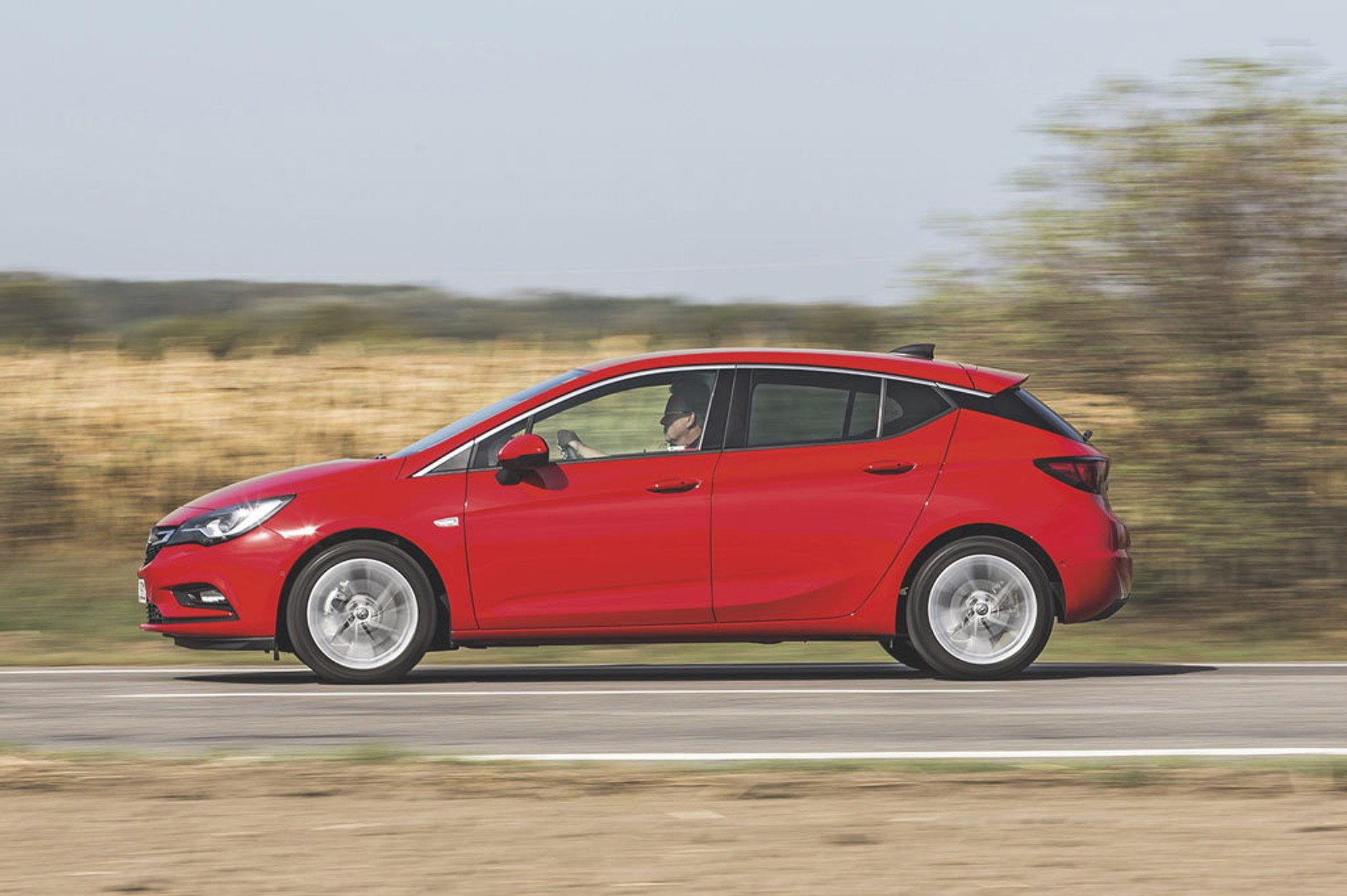 Opel Astra kontra Volkswagen Golf - kto zbudował lepszy kompakt?