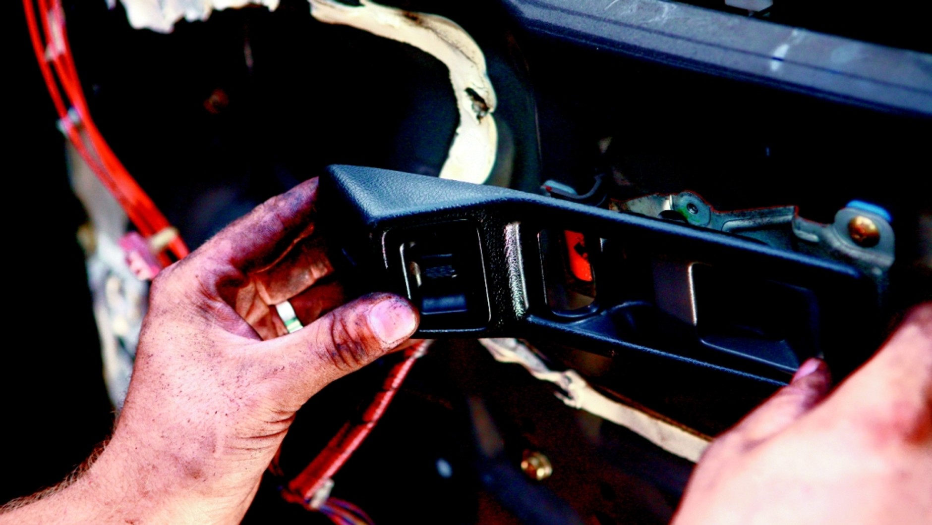 Elektryka szyb, krok po kroku - pokazujemy jak zamontować elektrycznie sterowane szyby