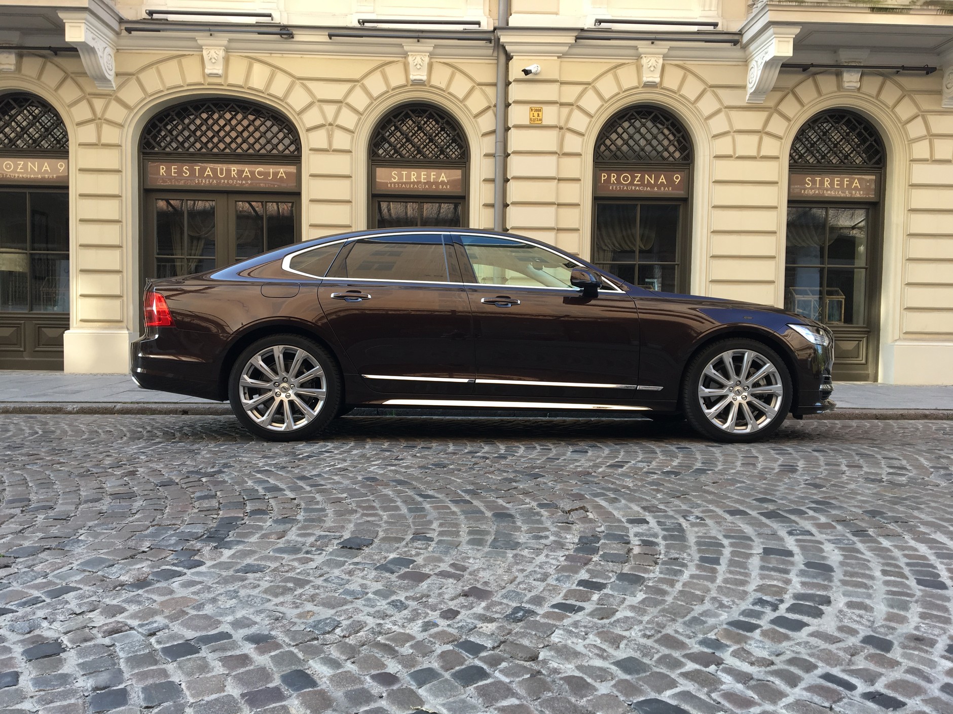 Volvo S90 T8 Inscription – Hybryda nie do oszczędzania