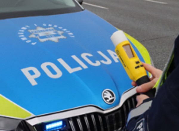 Stracił panowanie i uderzył w drzewo. Dla policjantów powód był aż nadto oczywisty