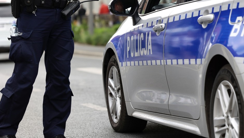 Policjant i jego radiowóz