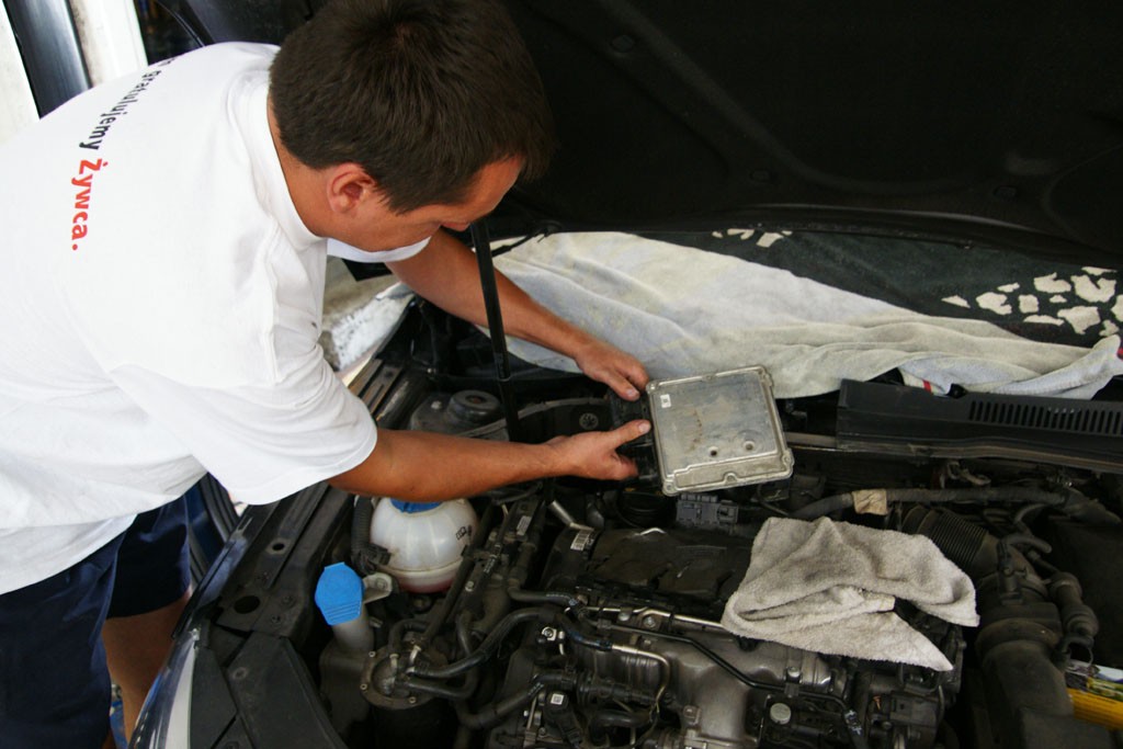 Jak dobrać się do zabezpieczonego sterownika silnika?