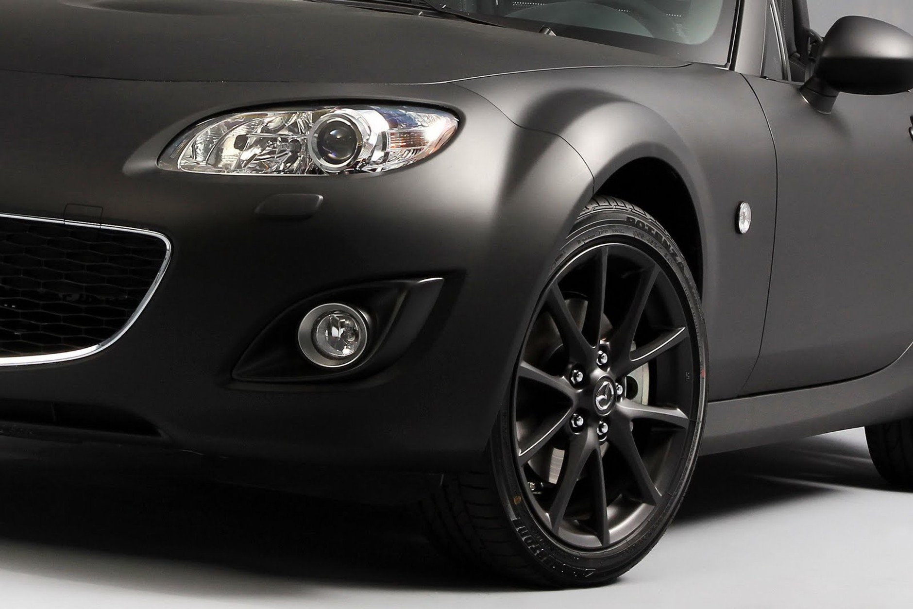 Mazda MX-5 w matowym wydaniu na ulicach Paryża