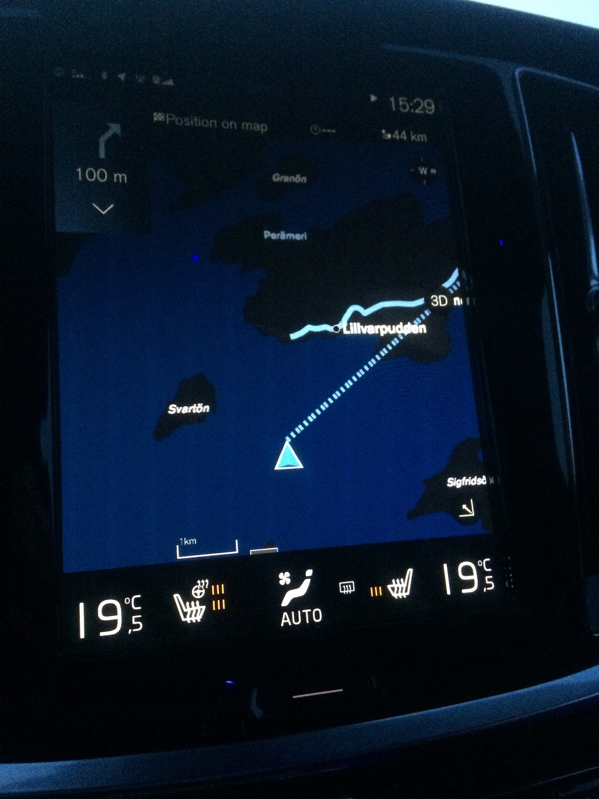 Nawigacja nie zna tras wytyczonych na lodzie zatoki Botnickiej, „myśli”, że poruszamy się promem.