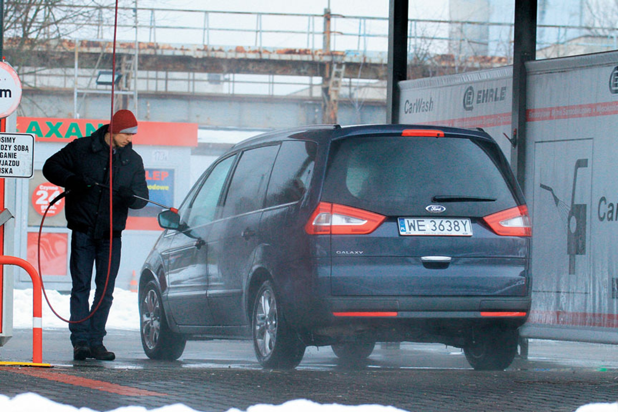Mycie samochodu zimą: przy jakiej temperaturze myjnia może zaszkodzić?