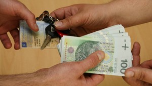 Kupiłeś lub sprzedałeś samochód? Podpisanie umowy to nie koniec formalności