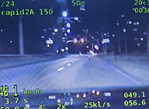 Jechał elektryczną hulajnogą. Policjanci "wlepili" mu 900 zł mandatu [WIDEO]