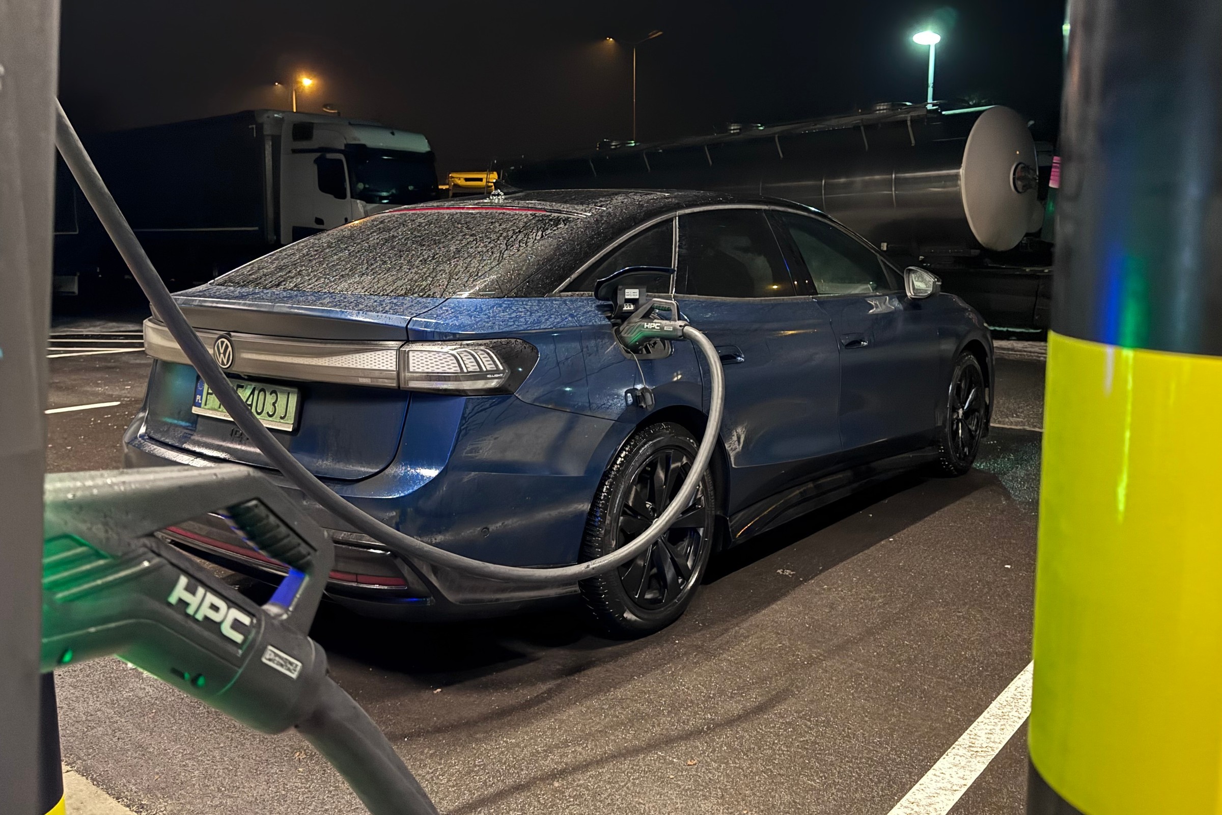 Baterie w elektrykach trwalsze, niż sądziliśmy. Silnik benzynowy wytrzyma mniej