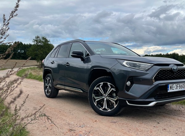 Toyota RAV4 Plug-In – rodzinna ekorakieta, w której zapomnisz o "elektrykach"
