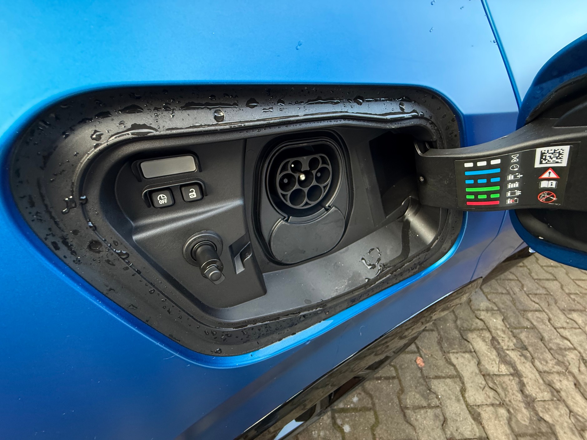 Gniazdo ładowania w samochodzie napędem hybrydowym typu plug-in