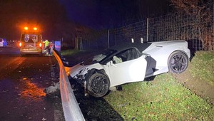 Wypadł z autostrady wypożyczonym Lamborghini. Policjanci wyczuli dziwną woń