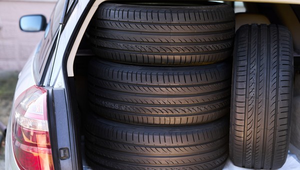 Zanim pozostawimy opony na parę miesięcy, warto się dobrze zastanowić, gdzie i jak je przechowamy. Od tego zależy, jak będą się toczyć na wiosnę