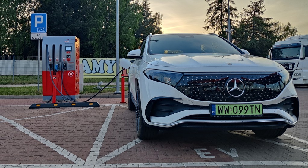 Ładowanie samochodu elektrycznego