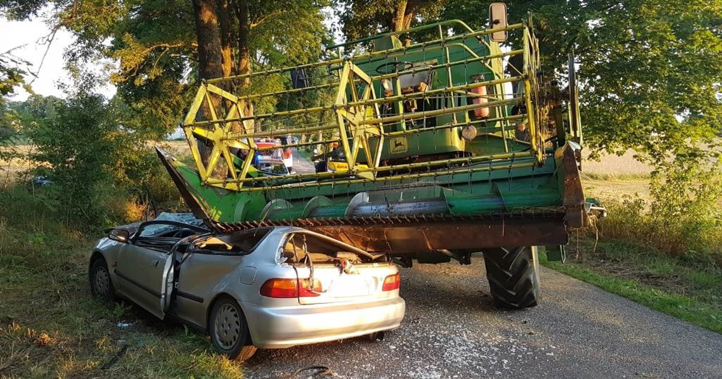 Wjechał autem pod kombajn