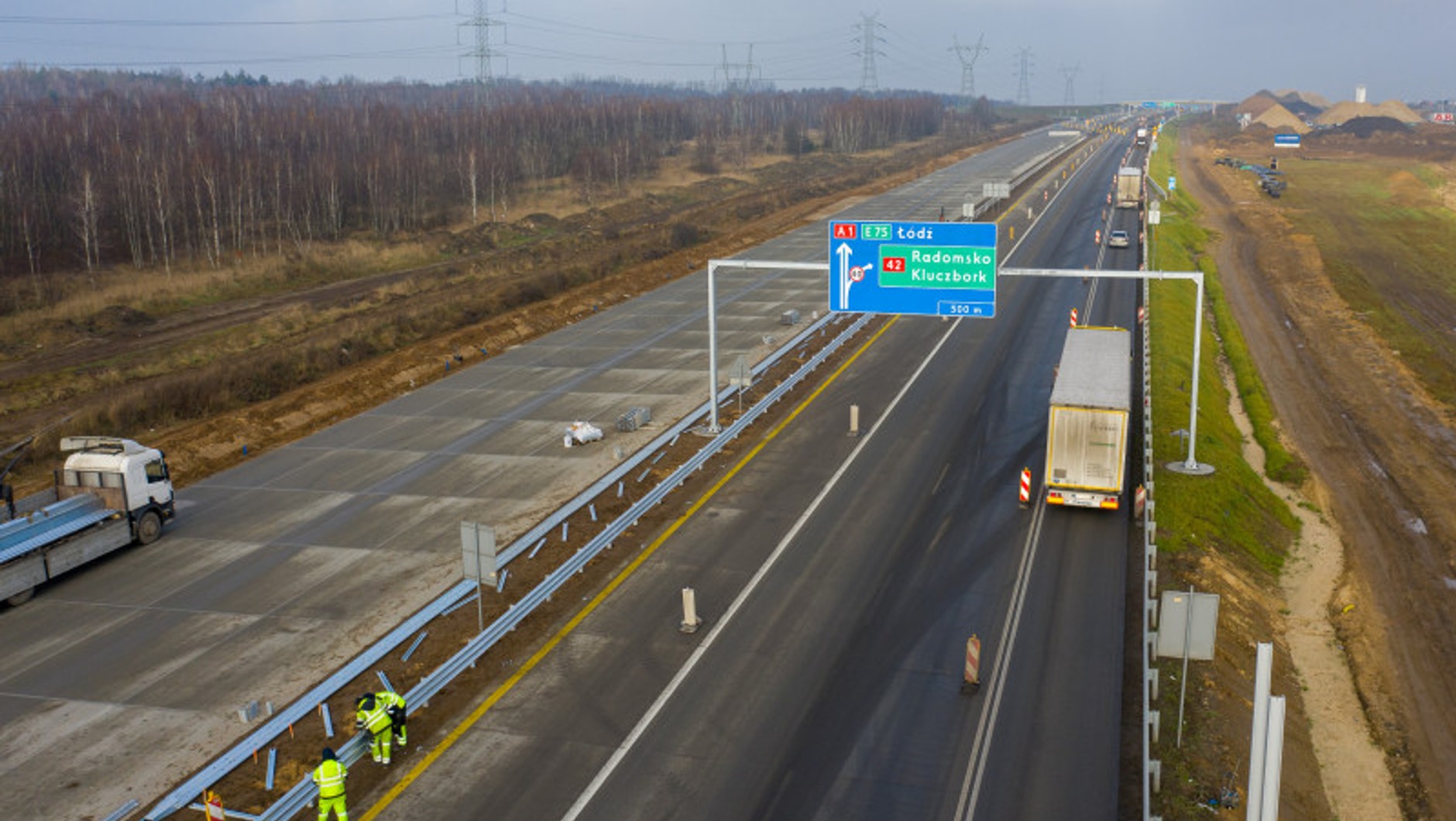 Jeszcze kilkanaście lat temu "sieć" autostrad w Polsce liczyła zaledwie kilkaset kilometrów. Przed Euro 2012 szybko nadrabialiśmy zaległości, teraz polskie drogi mają standardy lepsze niż europejska średnia. Wciąż da się jednak sporo poprawić.
