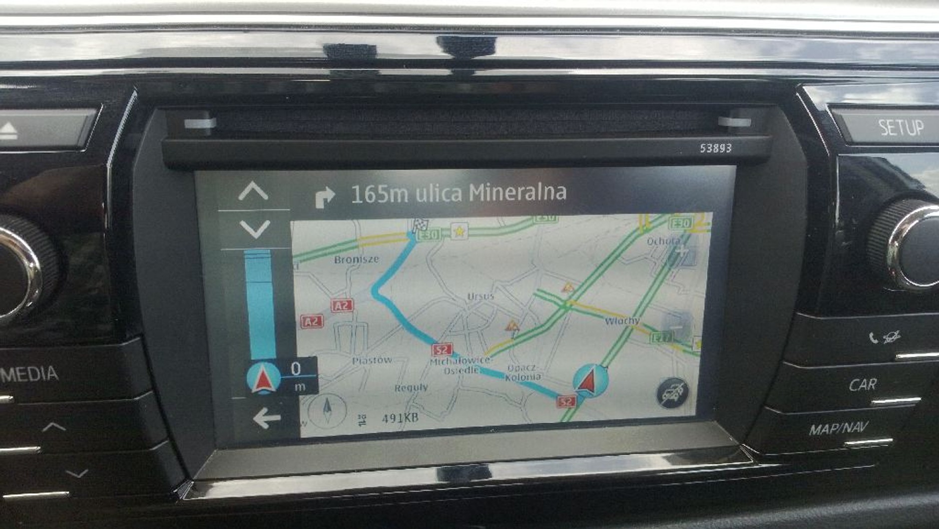 Nokia z Symbian podłączona do radia w Toyocie. Prowadzi bez zarzutu? Prawie.