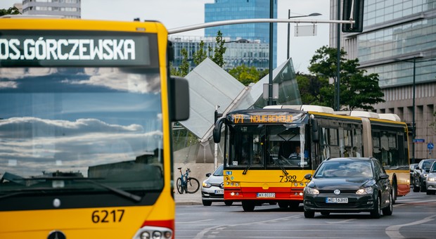 Czy kierowca autobusu ma obowiązek włączyć klimatyzację? Pasażerowie często na to narzekają