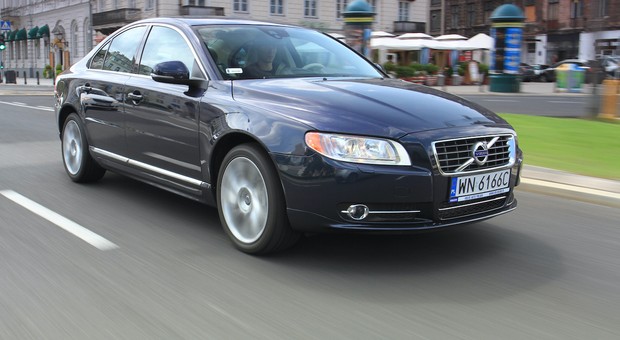 Mechanicy bez trudu wybrali lepszego w pojedynku Volvo S80 i Mercedesa klasy E
