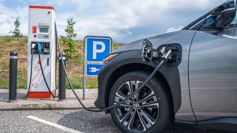 Ładowanie elektrycznej Toyoty