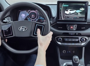 Hyundai stworzył kierownicę z dwoma wyświetlaczami dotykowymi