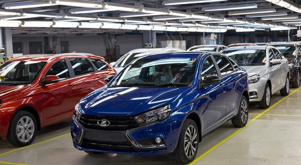 Renault tak łatwo nie zrezygnuje z Rosji. Rozważa opcję powrotu "za rubla"