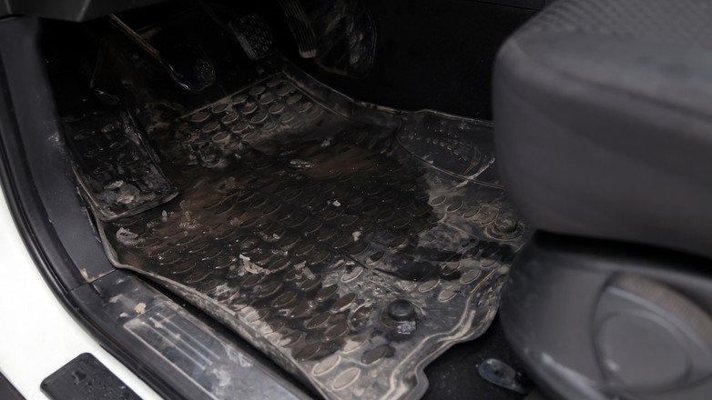 Gumowa mata w samochodzie