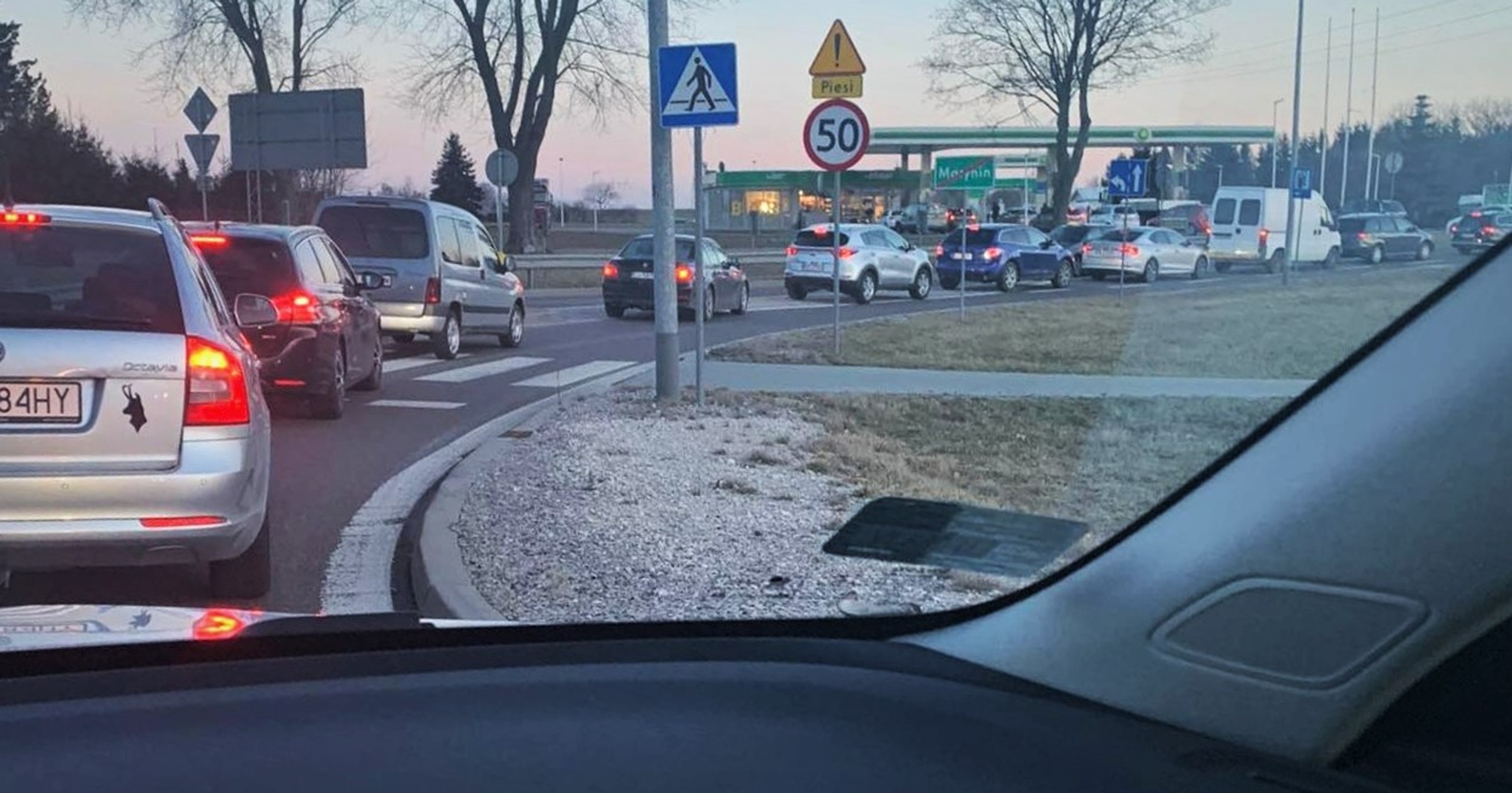 Kolejka przed stacją BP w Kozubszczyźnie pod Lublinem