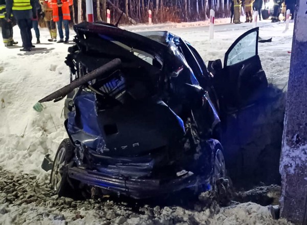 Auto utknęło na przejeździe kolejowym. Matka z córką nie miały szans z pociągiem