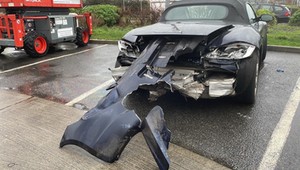 Rozbił Porsche Boxster i uznał, że po wypadku może jechać dalej