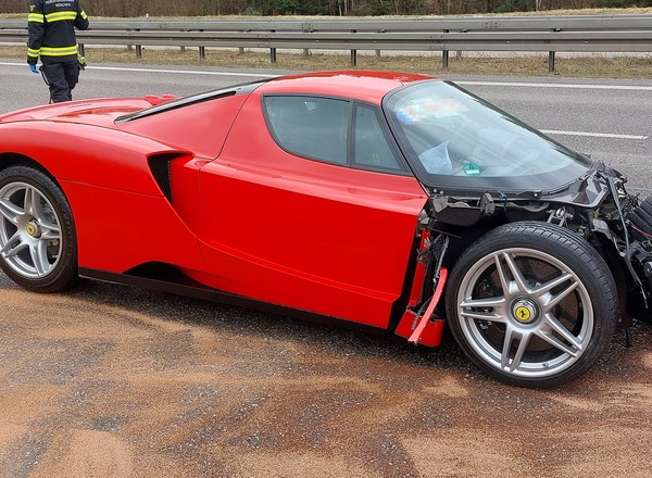 Ferrari Enzo rozbite na niemieckiej autostradzie. Prawdopodobnie nie prowadził właściciel