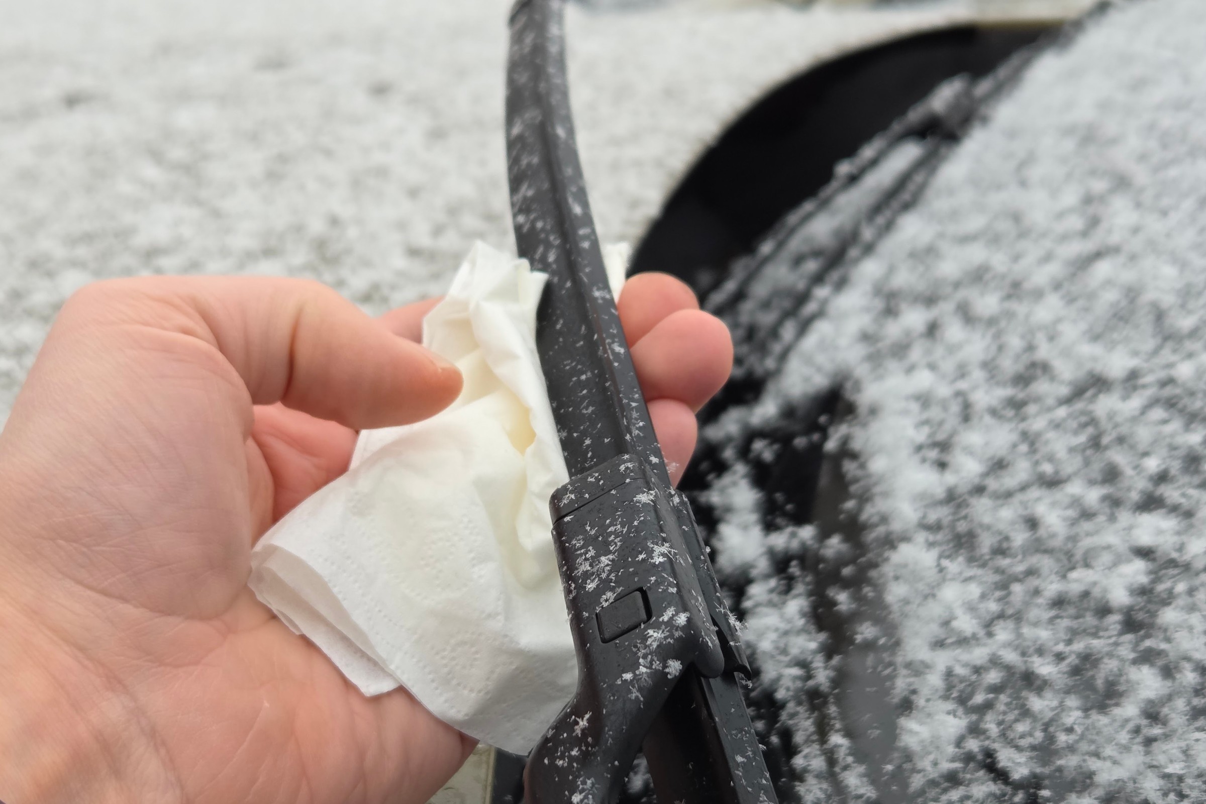 Najprostszy sposób na problemy z wycieraczkami. W taką pogodę zacznij od tego jazdę