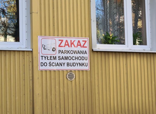 Czy za parkowanie przodem do budynku można dostać mandat? Uwaga na tabliczkę T-30