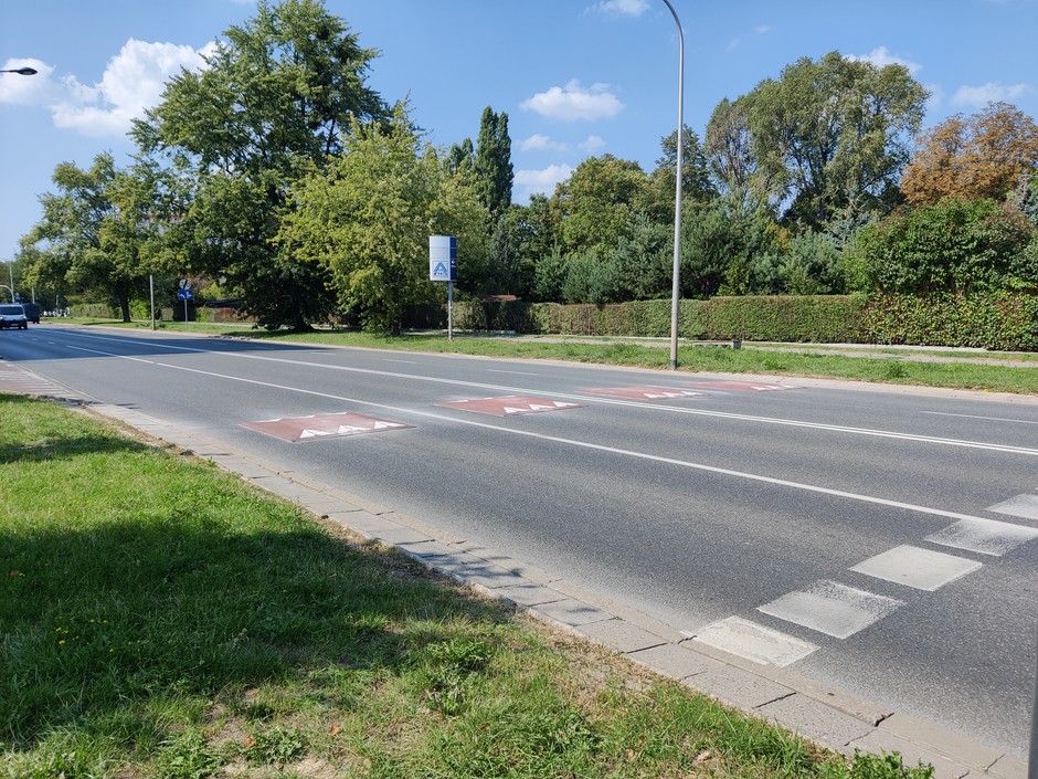 Ulica Woronicza w Warszawie po zamontowaniu progów zwalniających