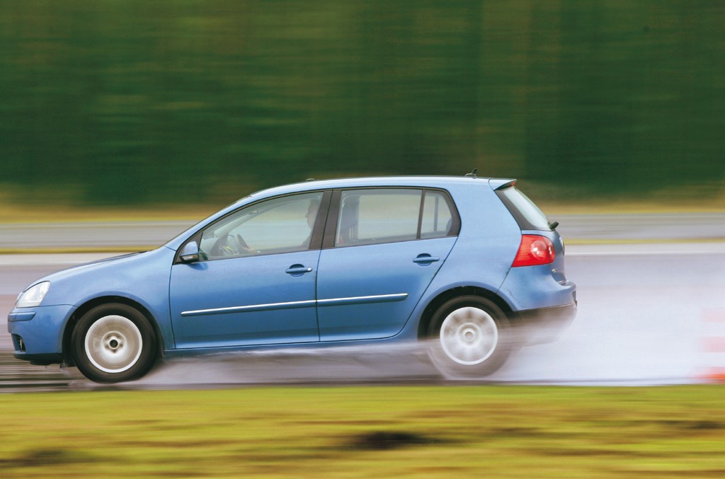 Zużyte opony to gwarancja wypadku! Zobacz - Jak stan opon wpływa na drogę hamowania