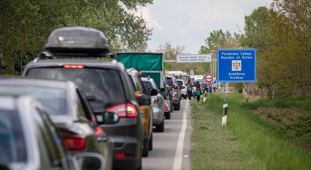 Wyjazd samochodem na wakacje. Korek na przejściu granicznym