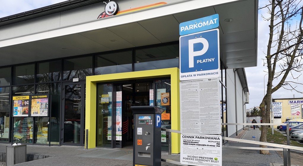 Parkowanie na parkingu przed sklepem
