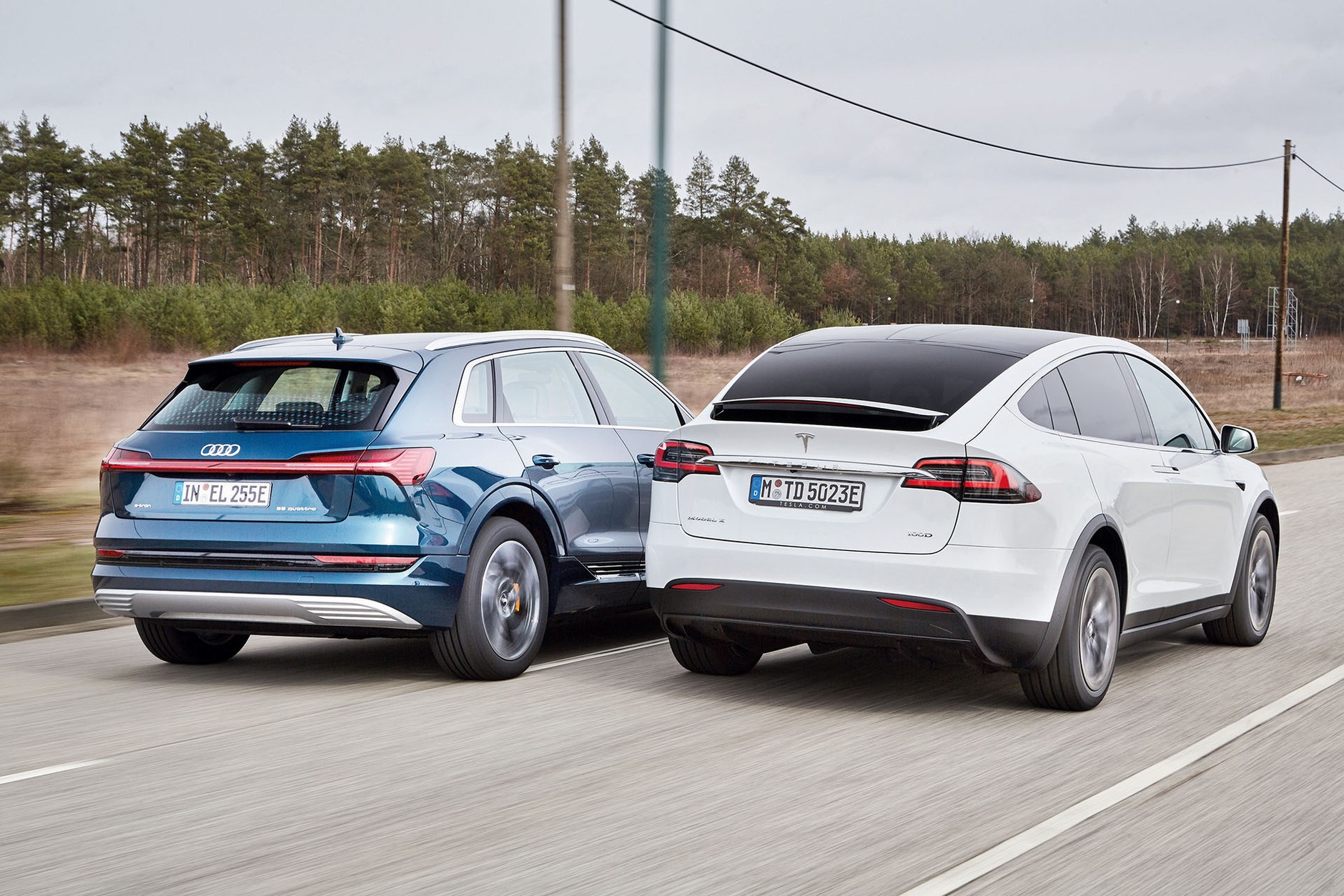 Tesla Model X kontra Audi e-tron - które elektryczne auto będzie lepszym wyborem?