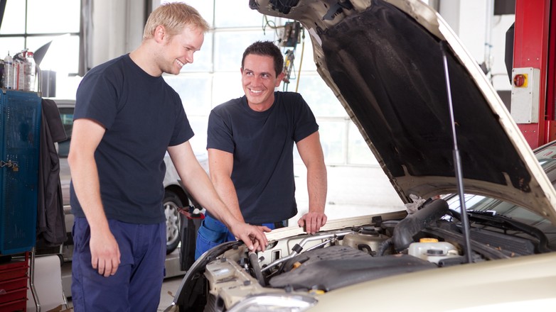 Naprawiamy auto - sieciowy warsztat czy osiedlowy mechanik