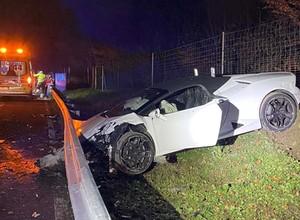 Wypadł z autostrady wypożyczonym Lamborghini. Policjanci wyczuli dziwną woń