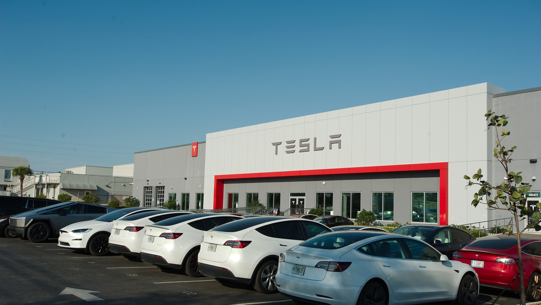 Rynek aut na prąd w USA przeżywa sztucznie wykreowany boom, a tymczasem Tesla korzysta na nim coraz mniej