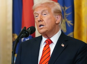 Donald Trump wprowadza cła na samochody i silniki z Europy. Aż 25 proc.
